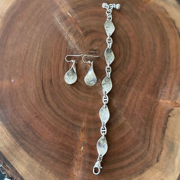 Brighton silver twirl twirl etched bracelet and earrings set - Picture 5 of 6